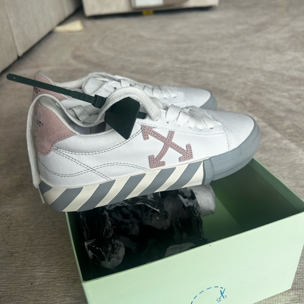 OFF WHITE LIGHT PINK💕 SNEAKERS